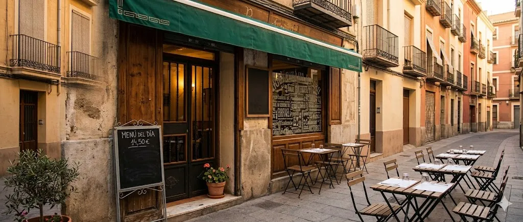 Terraza exterior del bar con mesas en calle empedrada